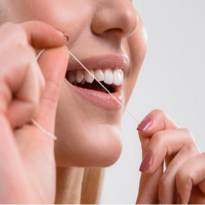 تنظيف الأسنان بالفرشاة والخيط