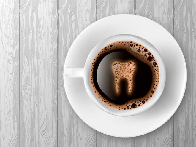 تأثير العادات اليومية (القهوة، الشاي، والتدخين) على صحة الفم والأسنان