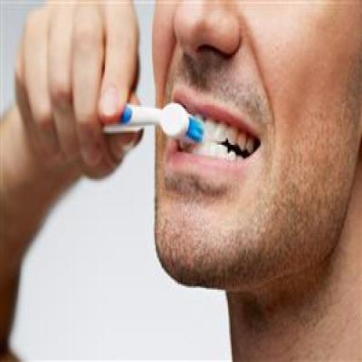 الخطوات الصحيحة لتنظيف الأسنان